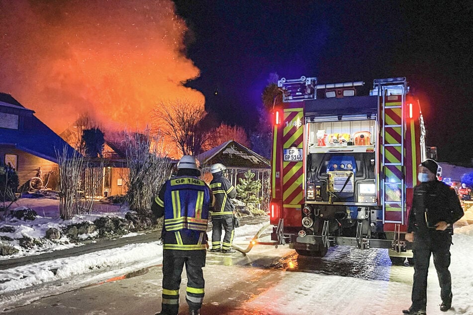 Einsatzkräfte vor dem brennenden Haus. Am Samstag brannte ein Haus komplett nieder.