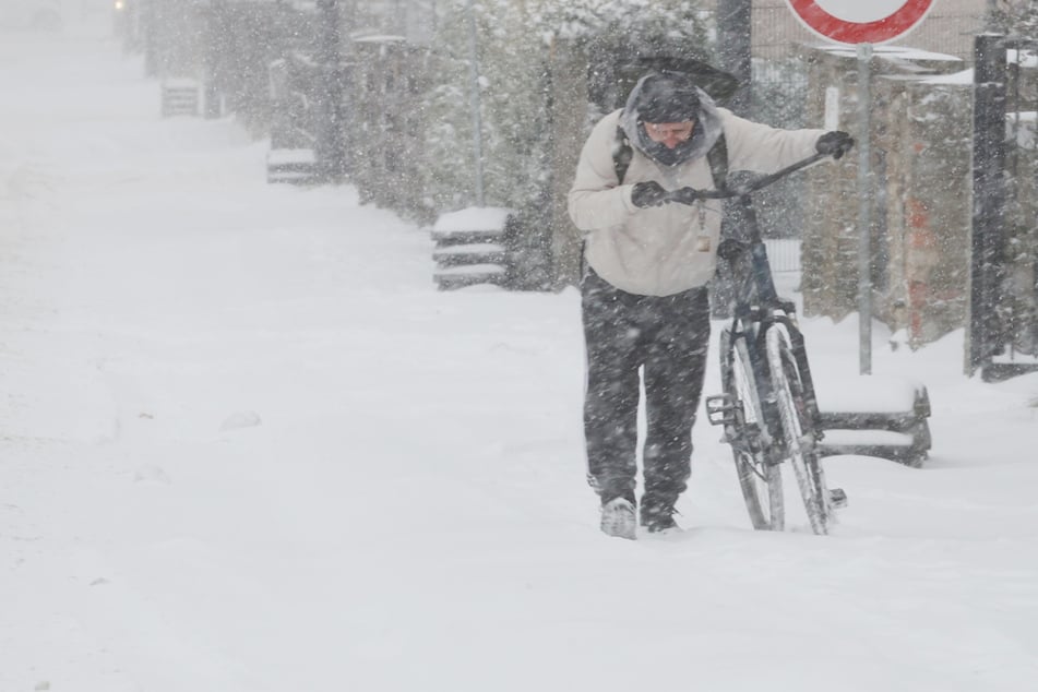 So ging es wohl vielen Dresdnern. Sie mühten sich durch den Schneesturm.