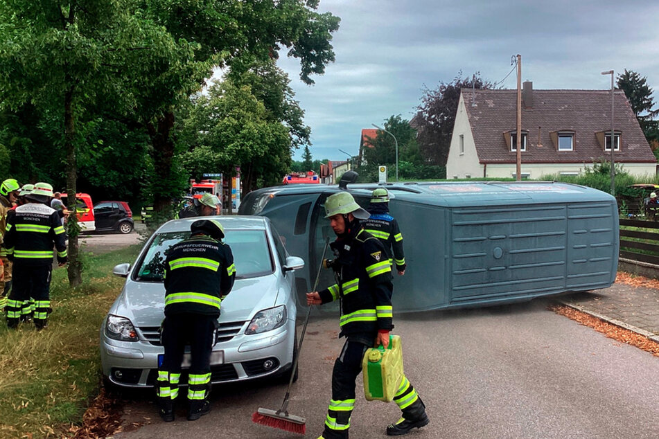 Der Transporter kippte nach dem Zusammenstoß auf die Seite.