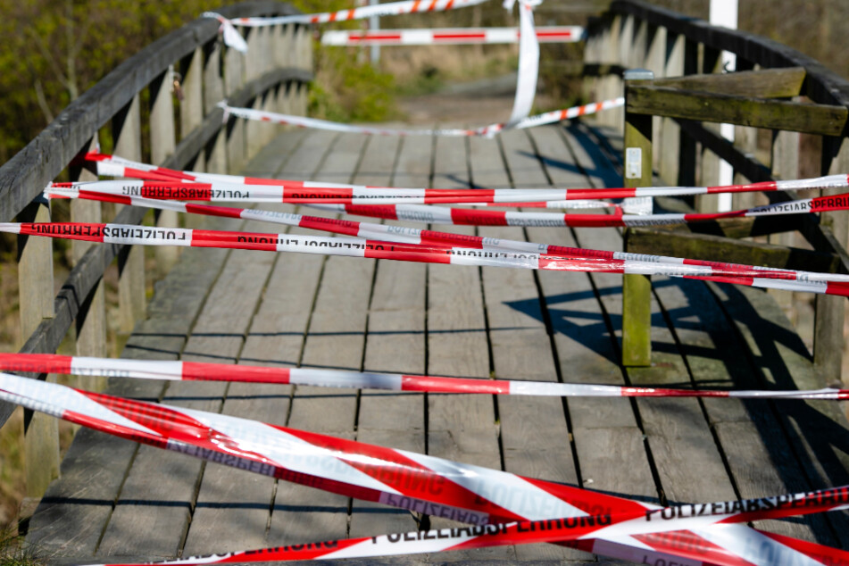 Flensburg: Absperrband ist an der Brücke am deutsch-dänischen Grenzübergang Schusterkate in Flensburg angebracht. Als einer der kleinsten Grenzübergänge Europas wurde die Brücke wegen des Coronavirus von deutscher Seite am 16. März 2020 geschlossen.