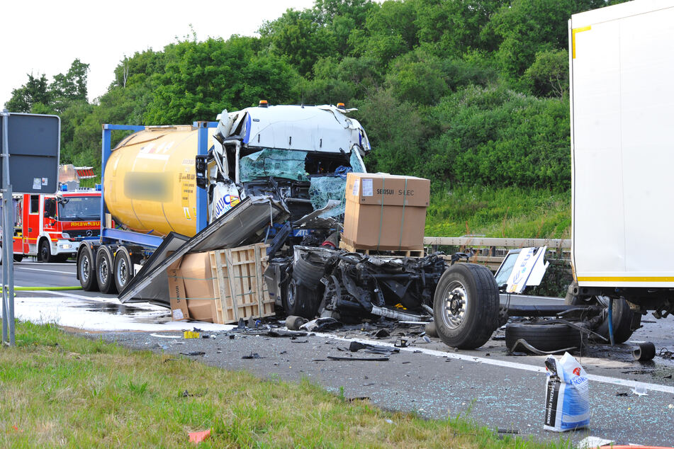 Der Gefahrgutbehälter wurde bei dem Unfall an der A61 zwar beschädigt, jedoch traten keine Substanzen aus.