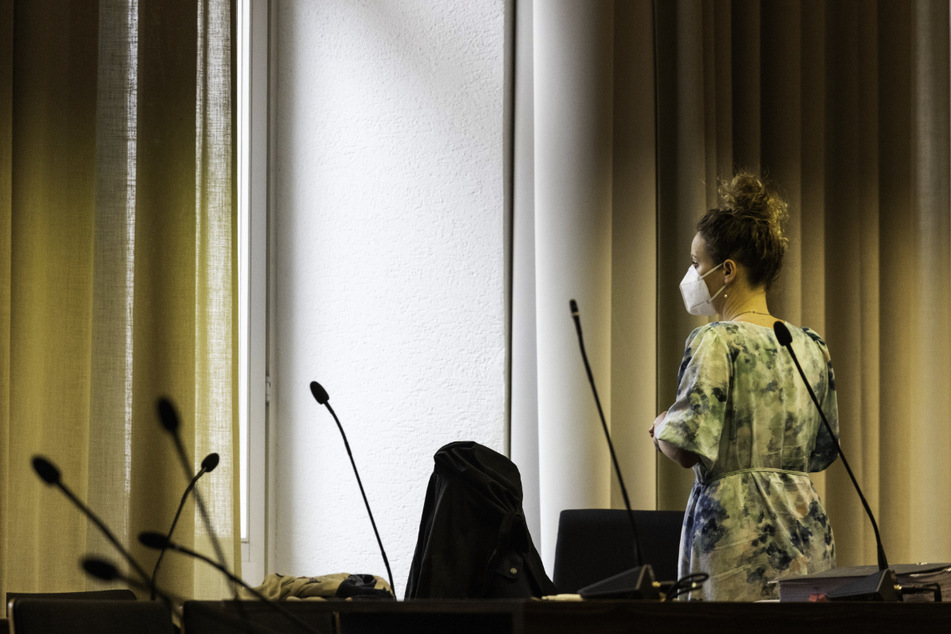 Die Klägerin Felicitas Rohrer steht im Landgericht Freiburg und blickt aus dem Fenster. (Archivbild)