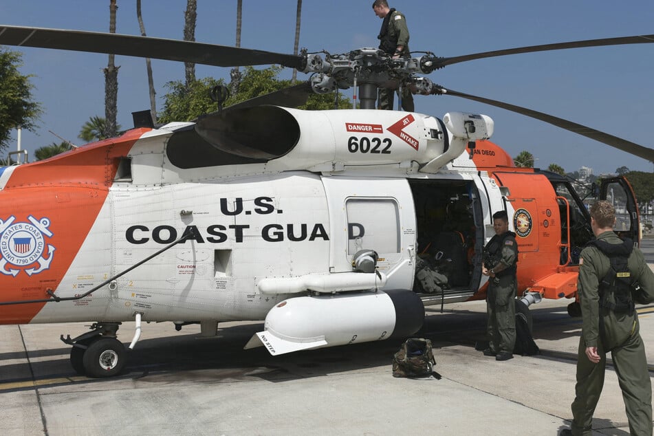 Die vier Personen konnten schließlich mit einem Rettungshubschrauber vom Typ MH-60T Jayhawk geborgen werden. (Archivbild)