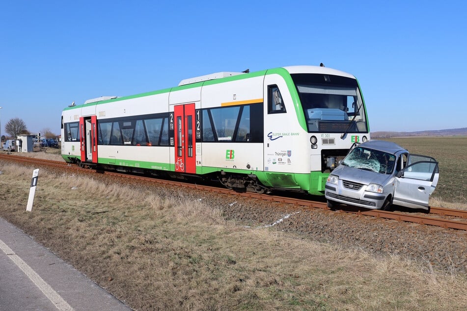 Am Bahnübergang zwischen Kölleda und Großneuhausen kollidierte ein Zug mit einem Auto.