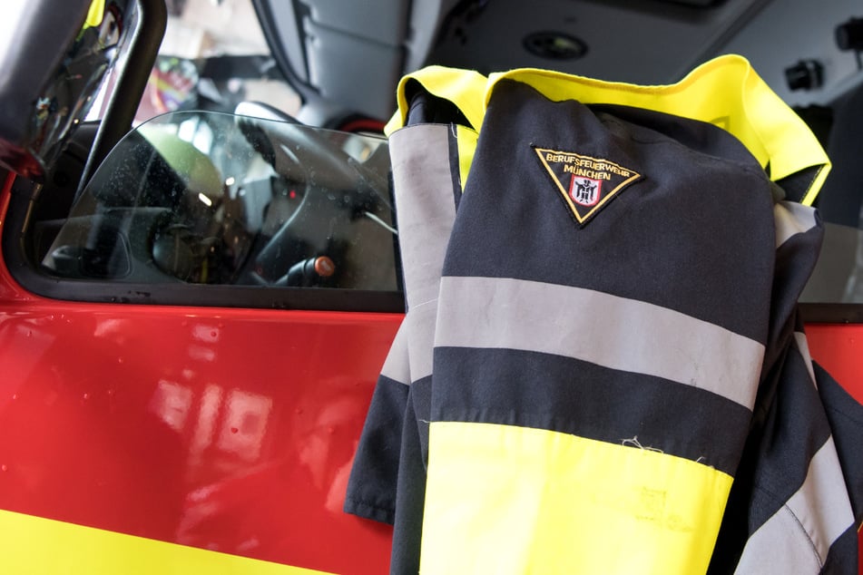 Feuerwehrleute mussten in München eine Wohnung aufbrechen, um einen jungen Mann zu retten.