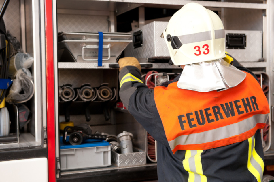 Die Feuerwehr musste eine Frau von einem Aktenvernichter befreien. (Symbolbild)