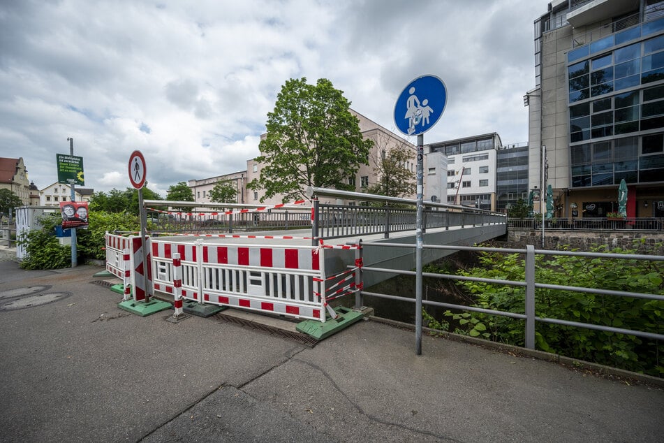 Die Brücke "An der Markthalle" wurde vorsorglich gesperrt.