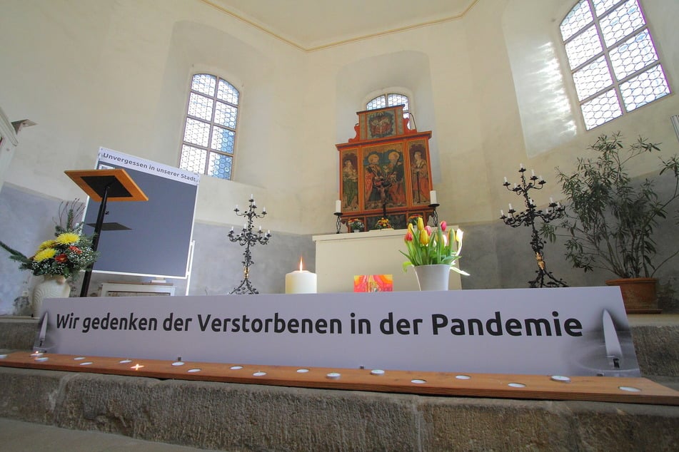 Die Gedenkstelle ist unmittelbar vor dem Altar eingerichtet.