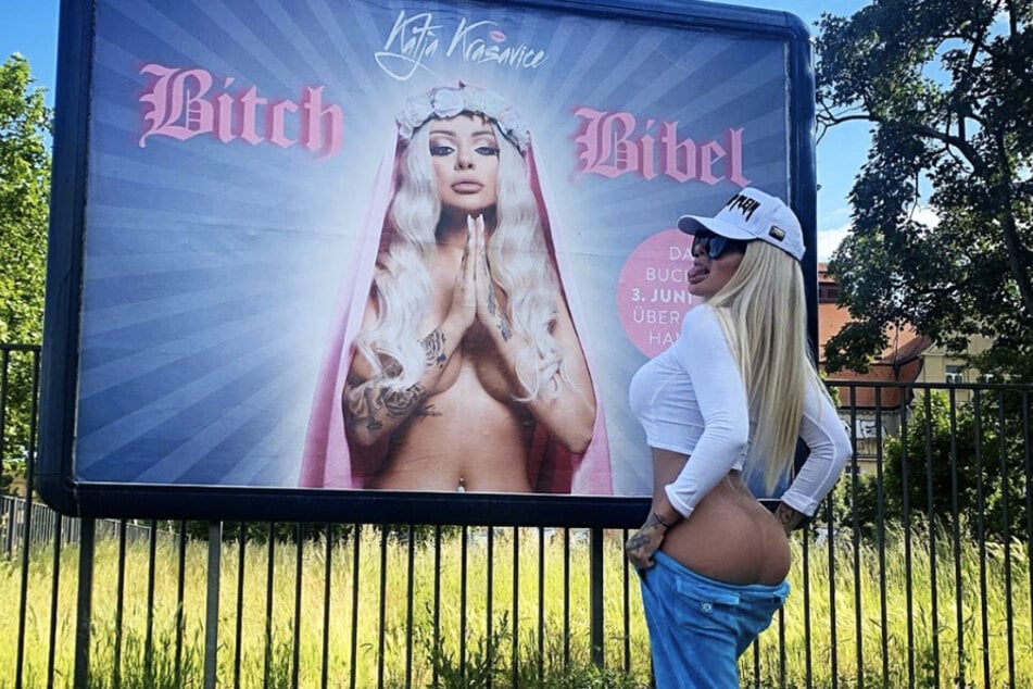 Katja Krasavice (23) höchstpersönlich vor einem Werbeplakat ihrer Biographie "Bitch Bibel", die am 3. Juni erscheint.
