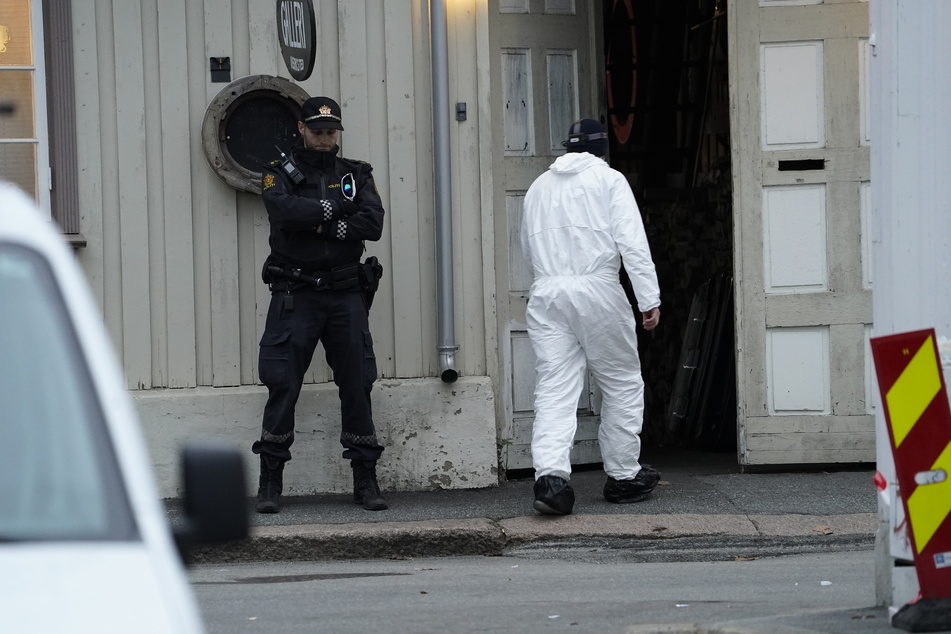 Bei der Gewalttat in Kongsberg in Norwegen hat es mehrere Tote und Verletzte gegeben. Ein Verdächtiger wird derzeit von Ärzten betreut.