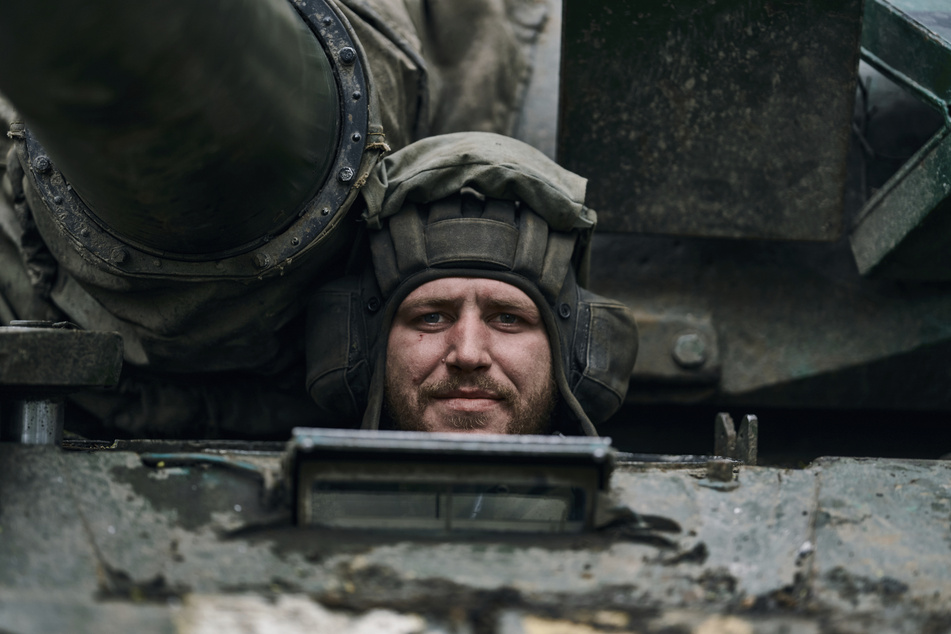 Gefangene Soldaten beider Länder könnten bald schon pauschal ausgetauscht werden. Das Foto zeigt einen ukrainischen Soldaten in einem Panzer an der Frontlinie in Bachmut.