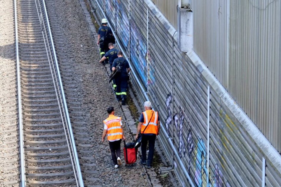 Zahlreiche Helfer waren vor Ort, um eine Person von einem Suizid-Versuch abzubringen.