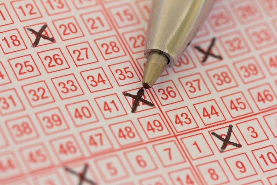 Frau erzählt allen von Lottogewinn: Als sie den Schein genauer ansieht, traut sie ihren Augen kaum