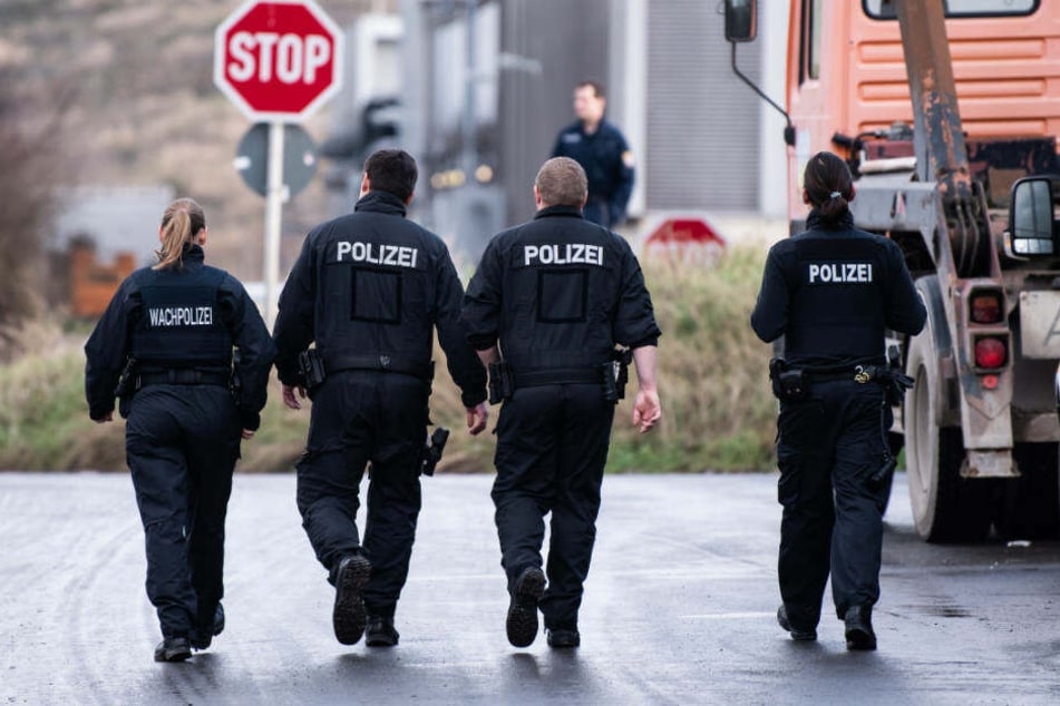 Schon seit Tagen durchsucht die Polizei die Mülldeponie.