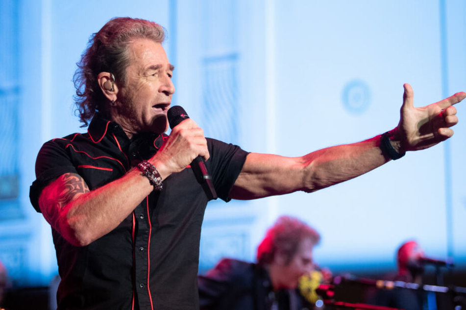 Sänger Peter Maffay steht während des 15. SemperOpernballs auf der Bühne.