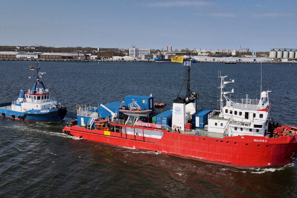 Das Seenotrettungsschiff "Sea-Eye 4" legt im Fischereihafen ab, um in Richtung Mittelmeer zu fahren.