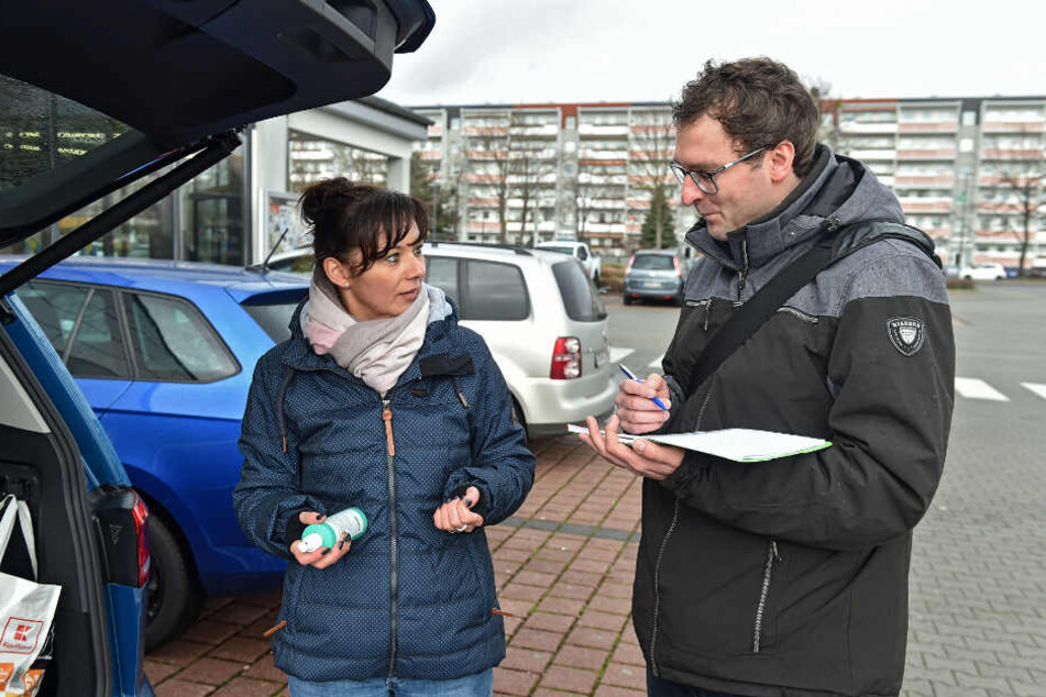 Auch Katja S. (43) kaufte mehr als gewöhnlich ein. Die Dresdnerin zeigte TAG24-Reporter Hermann Tydecks (36) ihr Desinfektionsspray, das sie jetzt stets dabei hat.