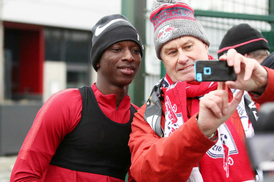 Amadou Haidara stand nur zehn Wochen nach seinem Kreuzbandriss schon wieder auf dem Trainingsplatz, nahm sich auch für die Anhänger Zeit.