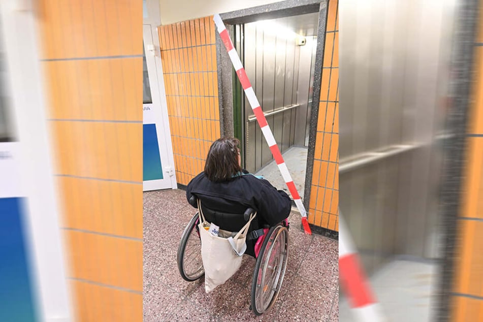Diese Bewohnerin (47) im Rollstuhl ist ohne Fahrstuhl auf fremde Hilfe angewiesen, um das Haus zu verlassen und in die Wohnung zurückzukehren.