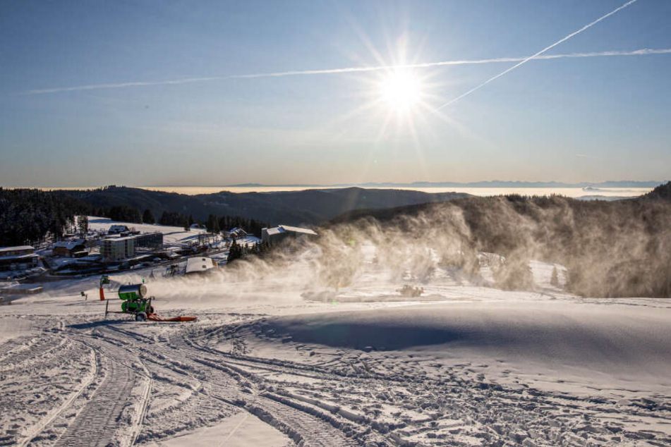 Eine Schneekanone beschneit diese Piste zwischen dem Feldbergturm und der Talstation der Feldbergbahn.