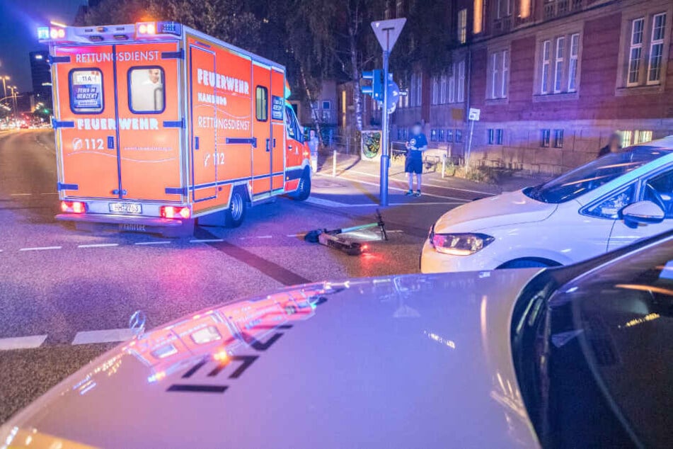Beim Überqueren der Straße wurde die Fahrerin von einem Taxi angefahren.