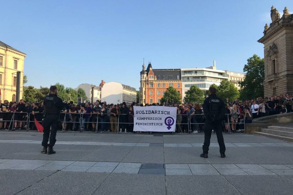 Zahlreiche Gegendemonstranten sammelten sich vor dem Bundesverwaltungsgericht.