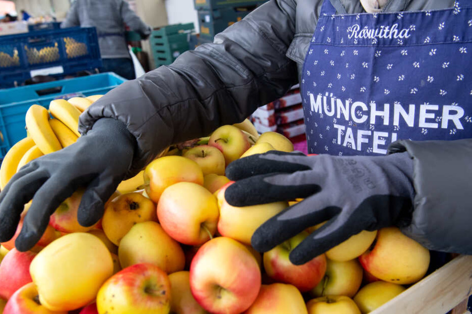 Bei den rund 170 Tafeln in Bayern verteilen etwa 7000 meist ehrenamtliche Helfer gespendete Lebensmittel an bedürftige Menschen.