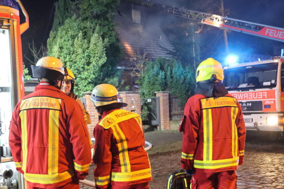 Berlin: Einfamilienhaus steht in Flammen: Ein Toter gefunden