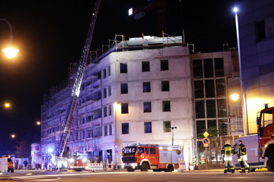 Auf dem Dach eines Rohbaus in Hanau war Feuer ausgebrochen.