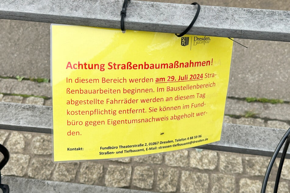 An den Fahrradständern wird mit gelben Zetteln auf die Frist hingewiesen.