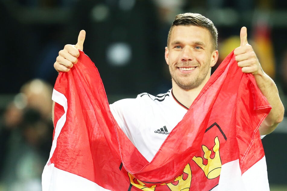 FC-Idol Lukas Podolski (38) sieht den FC noch nicht gänzlich abgeschlagen im Kampf um den Klassenerhalt in der Fußball-Bundesliga.