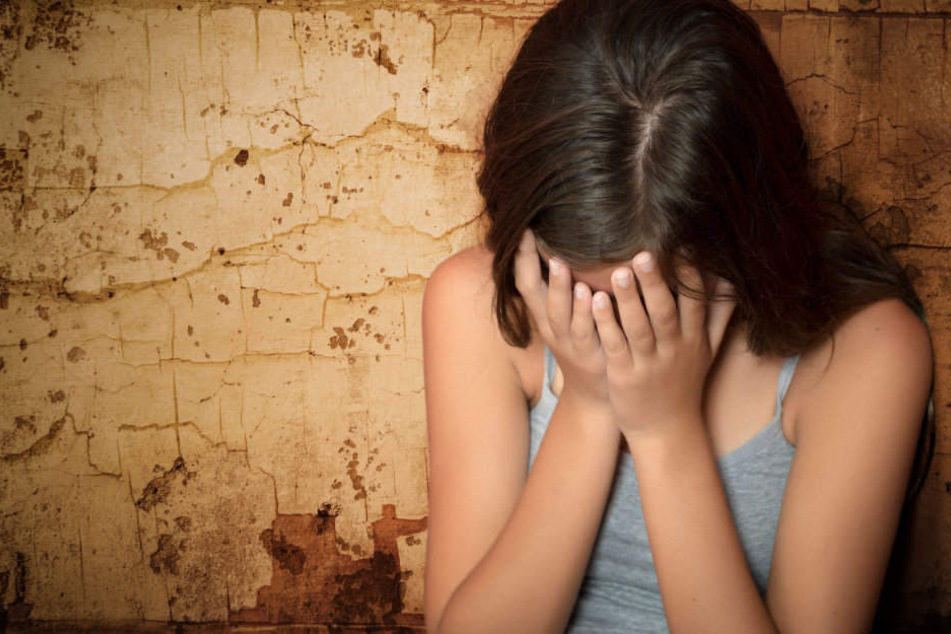 Die Männer bedrängten die 15-Jährige und flüchteten dann. (Symbolbild)