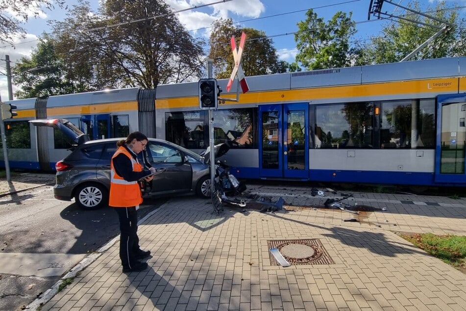 Bei dem Unfall soll der Fahrer des Wagens Verletzungen erlitten haben.