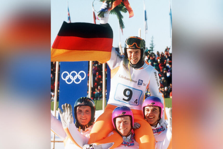 Jens Weißflog (oben, hier beim Jubel über die Olympia-Goldmedaille 1994 im norwegischen Lillehammer) gewann drei olympische Goldmedaillen und wurde dreimal Weltmeister.