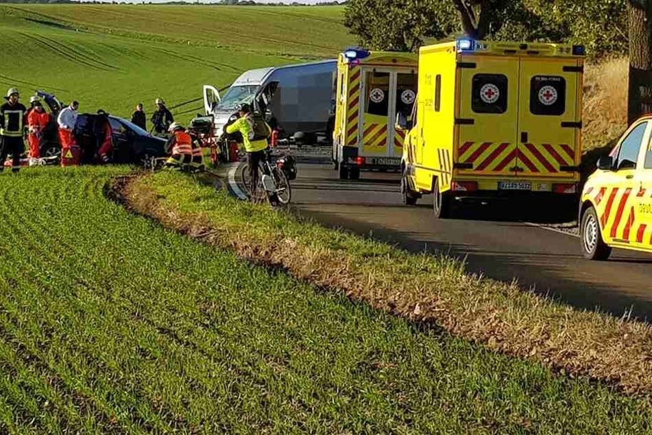 Ein Transporter und ein VW kollidierten.