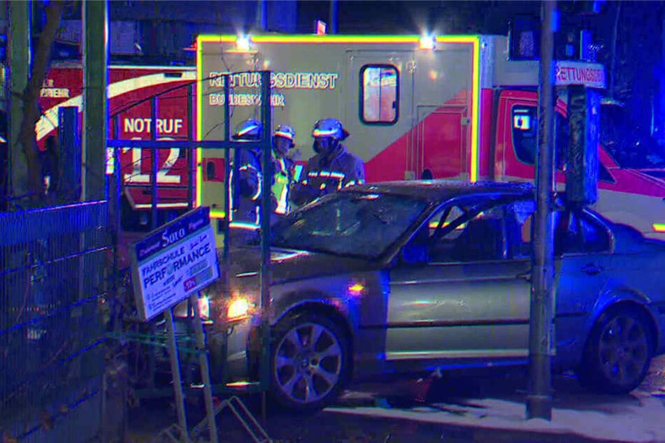 Der Screenshot von einem Video zeigt ein Auto, das nach einem Unfall auf einem Gehweg steht.