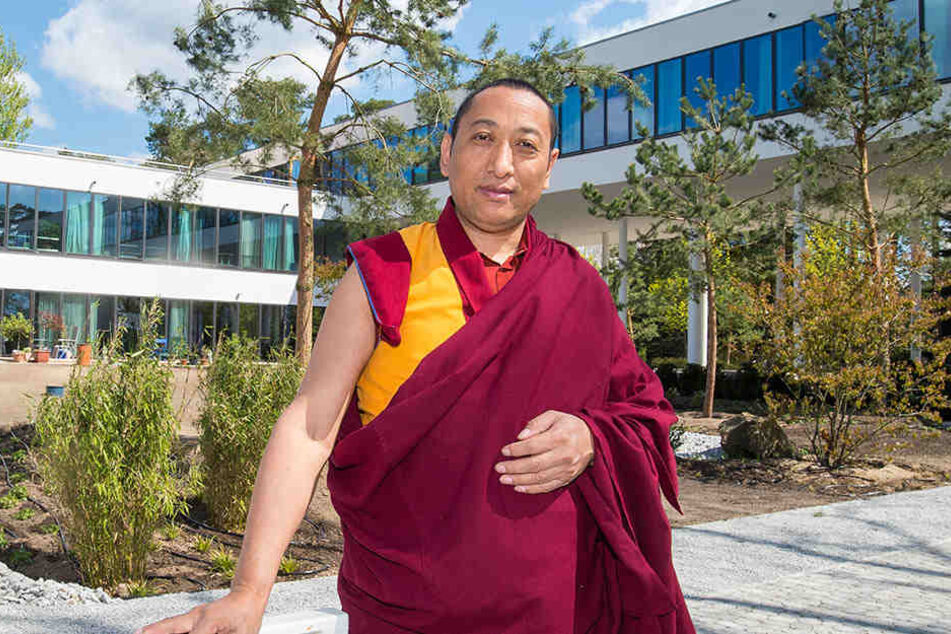 Lama Yonten aus Tibet steht im Garten vor dem Neubau des Sukhavati Spiritual Care Centers in Bad Saarow (Brandenburg).