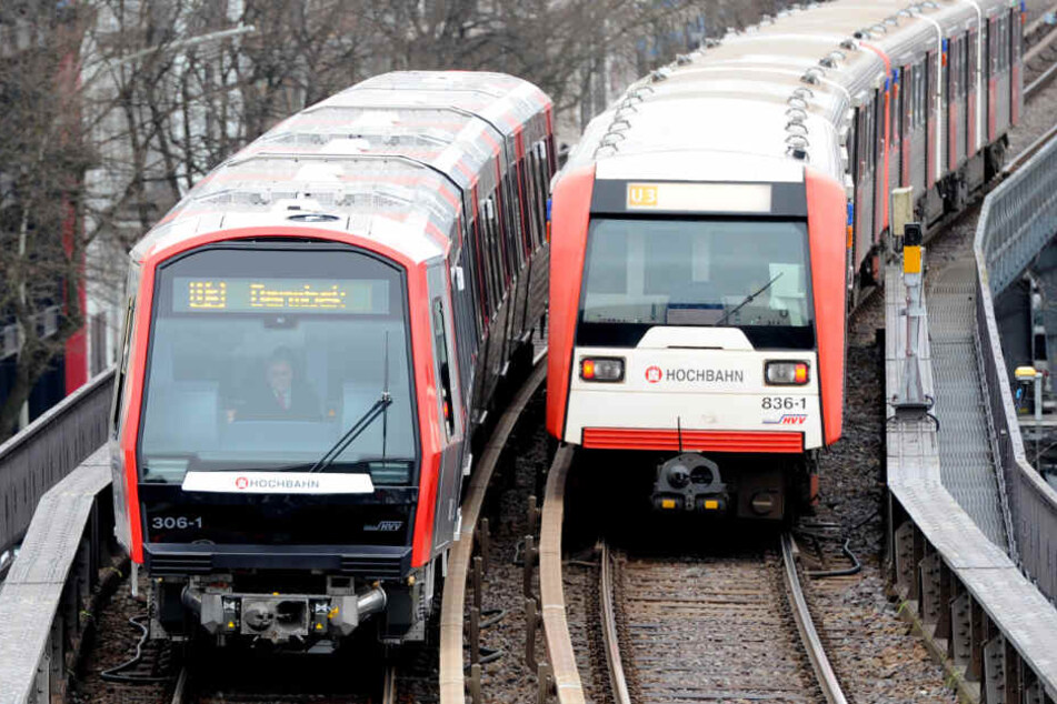 Neuer und alter Zug begegnen sich im Hamburger U-Bahnnetz.