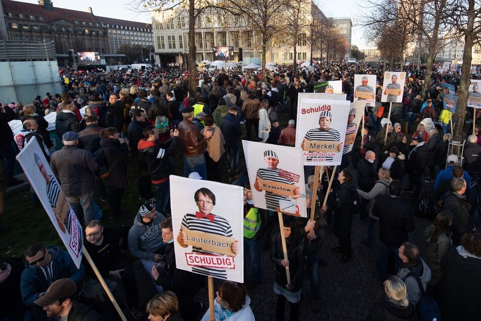 An der Kundgebung gegen die von Bund und Ländern beschlossenen Corona-Maßnahmen nahmen mehrere Tausend Menschen teil.