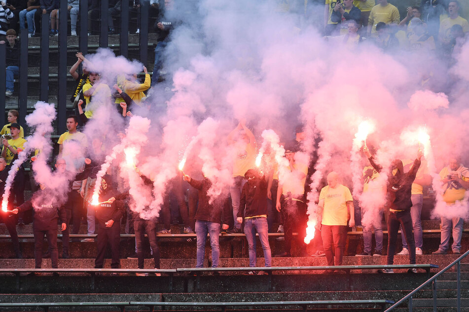 Die mitgereisten Fans aus Breda zündeten zu Beginn des Testspiels Pyro.