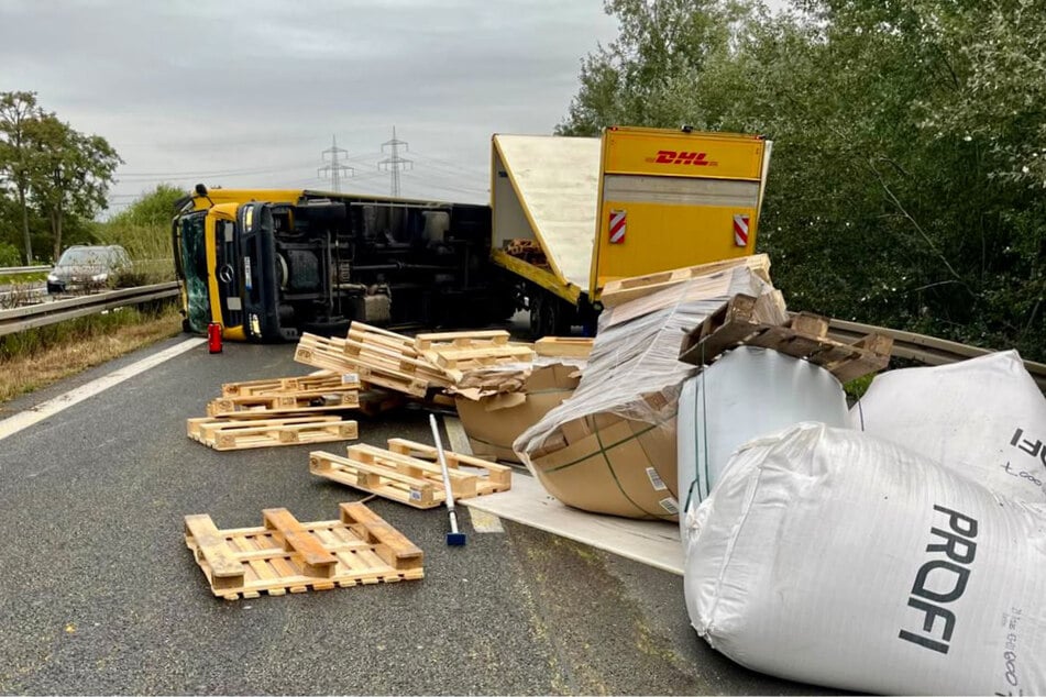 Der Lkw verlor Teile seiner Ladung auf der Fahrbahn.