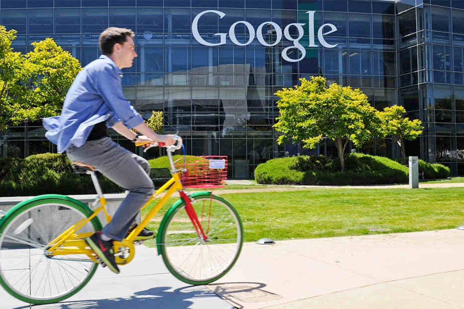 Vorbild für Berlin? Schöne Tech-Welt rund um San Francisco: Ein Mann fährt auf einem Fahrrad vor dem Logo des Internets Konzerts Google auf dem Google Campus im Silicon Valley vorbei.