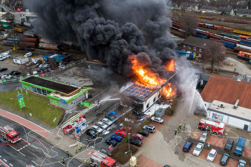 Der Großbrand in Moers aus der Luft.