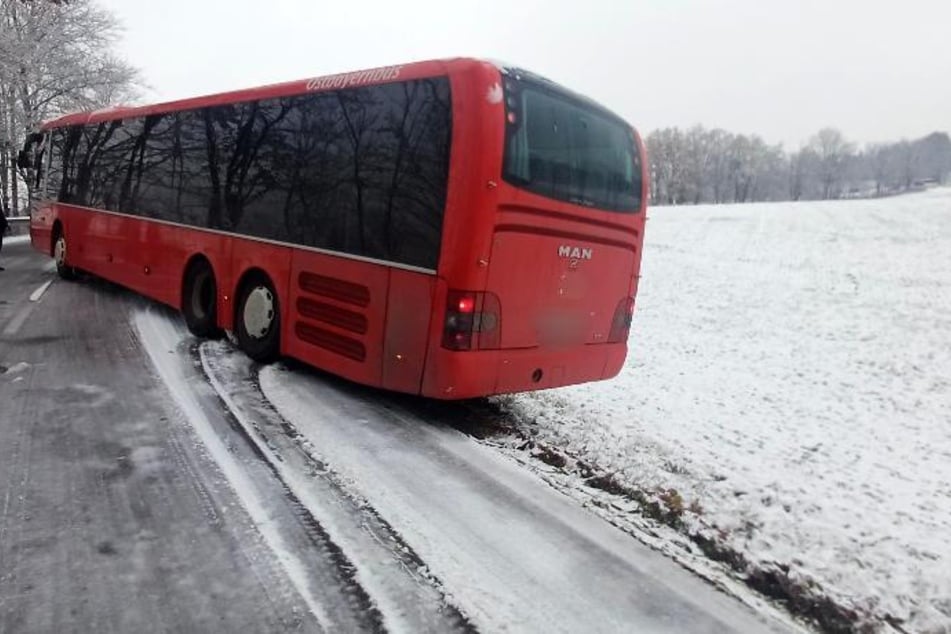 Auch Busse kamen auf den glatten Straßen im Passauer Stadtgebiet kaum voran.