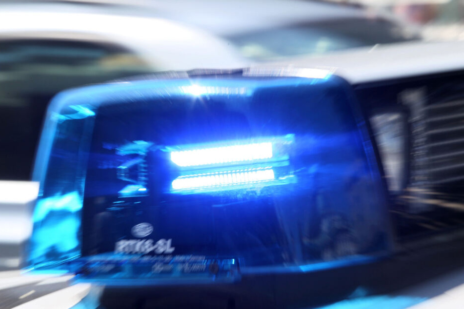 Die Polizei stoppte den Mann auf einer Bundesstraße. (Symbolbild)