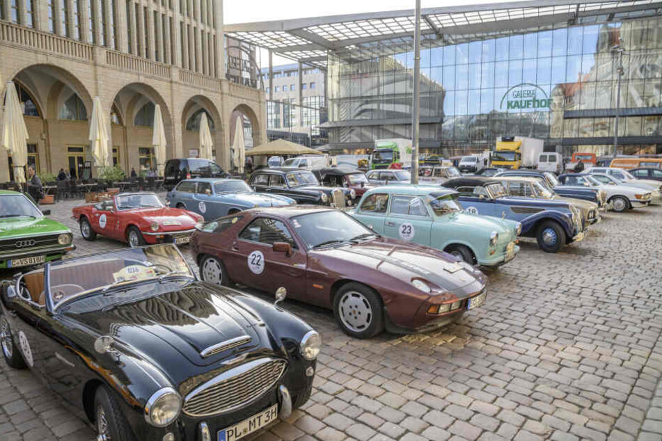 Die Oldtimer stehen am Neumarkt bereit bereit.
