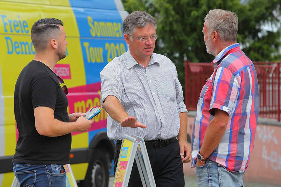 Zastrow beim Straßenwahlkampf in Riesa.
