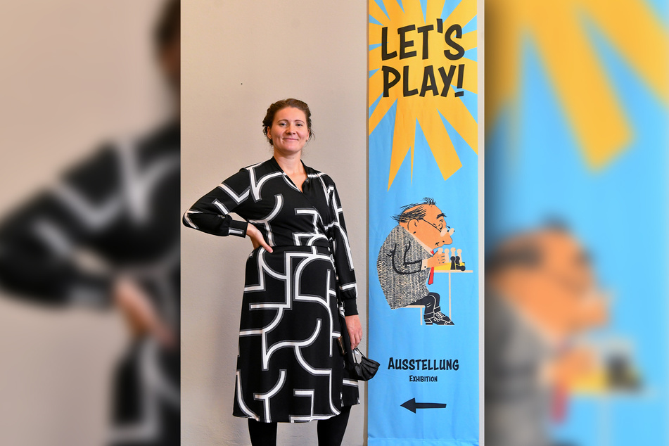 Museumsdirektorin Christina Ludwig (33) vor dem Banner zur Ausstellung, dessen Gestaltung vom beliebten Spiel "Schwedisches Steckhalma" inspiriert ist.