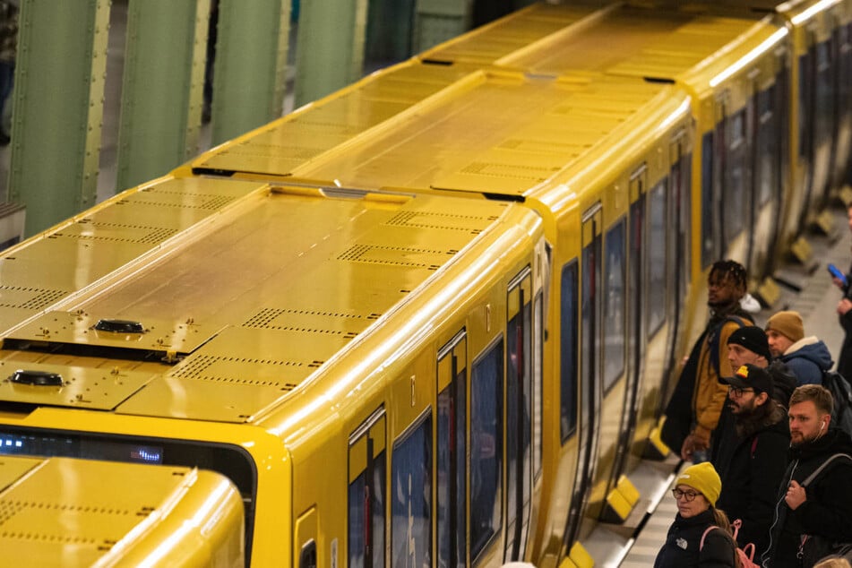 Der 18-Jährige soll eine von drei Personen gewesen sein, die sich auf das Dach eines U-Bahn-Wagons gelegt haben. (Symbolfoto)