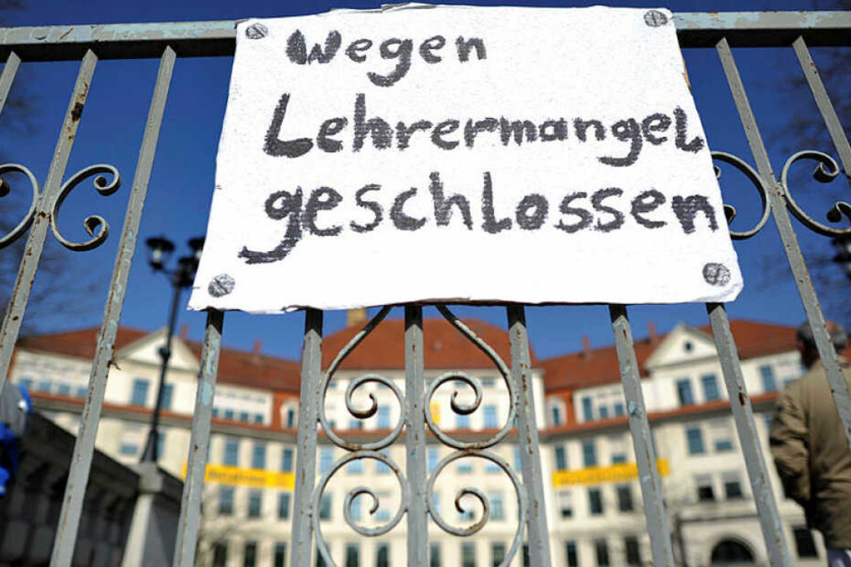 Der Lehrermangel in Sachsen wird auch im neuen Schuljahr zu Unterrichtsausfall führen. (Symbolbild)